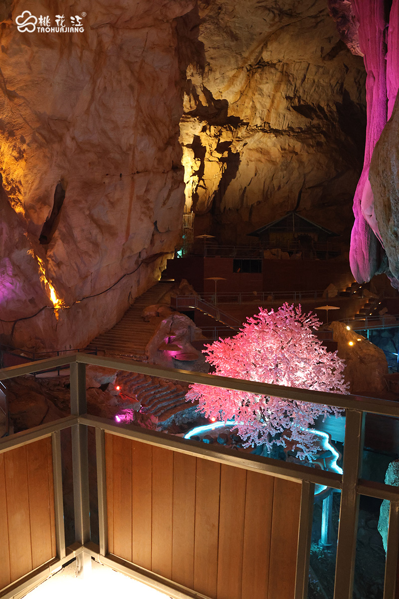 青云洞内的桃花江栈道竹木地板