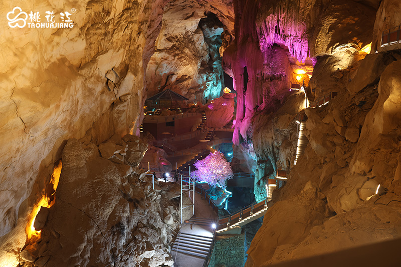 青云洞内的桃花江栈道竹木地板